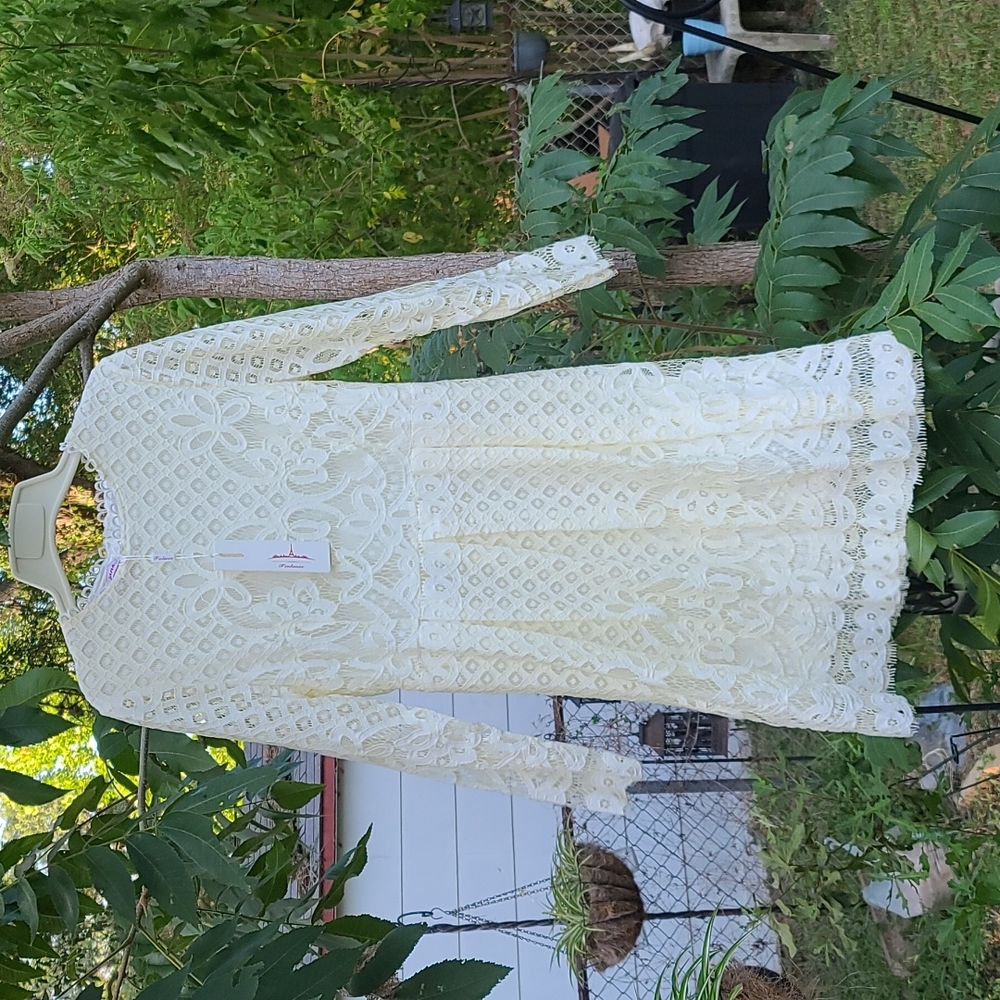 Women's NWT Long sleeve Lace dress